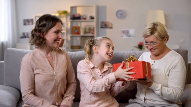 Büyükanne, Doğum günü güzel hediye kutusu sunan kızı ile güzel kadın