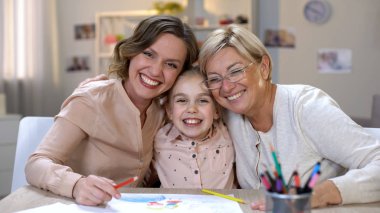 Neşeli kadın ve kız kucaklayan, sanat terapisi, ilham ve yaratıcılık