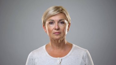 Kamera görünümlü güzel kıdemli Bayan, Anti-aging kozmetik, Cilt Bakımı, güzellik
