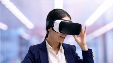 Sanal gerçeklik kulaklık, gelecekteki yenilik, Gadget giyen heyecanlı ofis işçisi