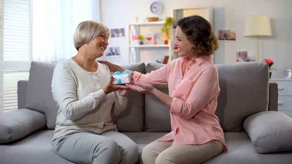 Madre Ricevendo Confezione Regalo Figlia Amorevole Cura Della Famiglia Celebrazione — Foto Stock