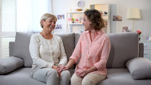Frau Und Patin Lachen Zusammen Halten Händchen Familienkommunikation Spaß — Stockfoto