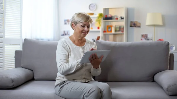 Pensionierte Frau Scrollt Tablet Anwendung Entspannt Hause Online Einkaufen — Stockfoto