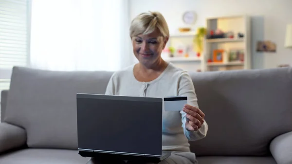 Lächelnde Frau Mit Kreditkarte Laptop Flugtickets Buchen Urlaub — Stockfoto