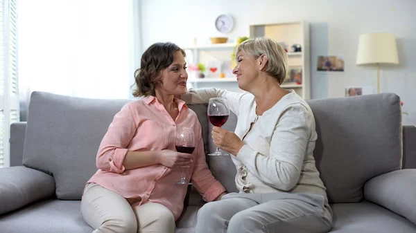 Glückliche Schwiegermutter Und Tochter Trinken Wein Und Kommunizieren Hause — Stockfoto