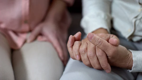 Reife Hände Auf Knien Tochter Unterstützt Vater Pflegeheim Familienliebe — Stockfoto