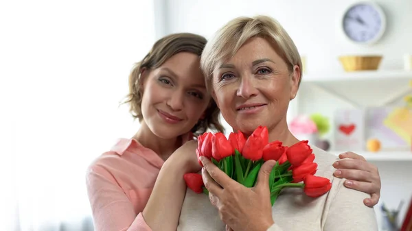 Счастливые Женщины Смотрят Камеру Цветами Тюльпанов Международный Женский День — стоковое фото