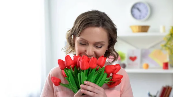 Hermosa Mujer Olfateando Tulipanes Rojos Regalo Del Novio Celebración Vacaciones — Foto de Stock