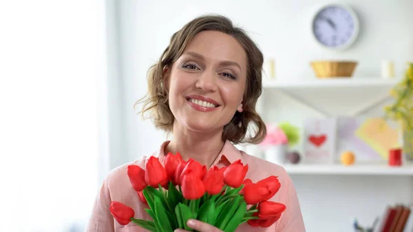 Joven Hermosa Hembra Sonriendo Cámara Sosteniendo Tulipanes Frescura Primavera — Foto de Stock