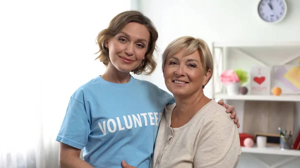 Женщина Волонтер Обнимает Пожилую Женщину Программа Помощи Пенсионерам Поддержка — стоковое фото