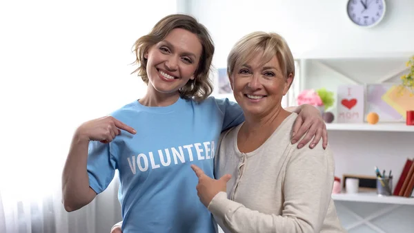 Mujer Madura Mujer Joven Señalando Inscripción Voluntaria Camiseta — Foto de Stock