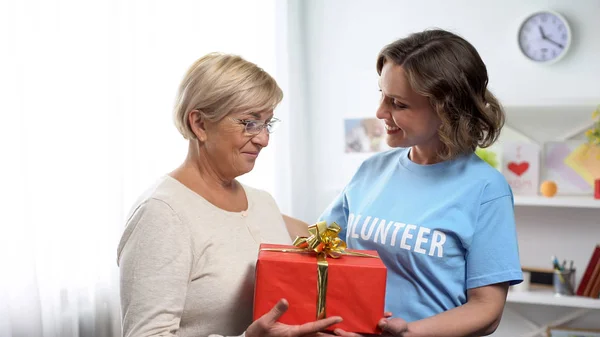 Χαρούμενη Γυναίκα Μπλουζάκι Εθελοντή Δίνοντας Κουτί Δώρου Ηλικιωμένη Κυρία Φιλανθρωπία — Φωτογραφία Αρχείου