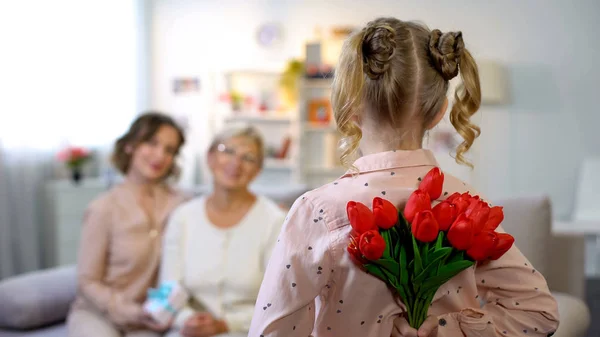 Маленька Дівчинка Ховає Тюльпани Бабусі Святкування Дня Матері Сюрприз — стокове фото