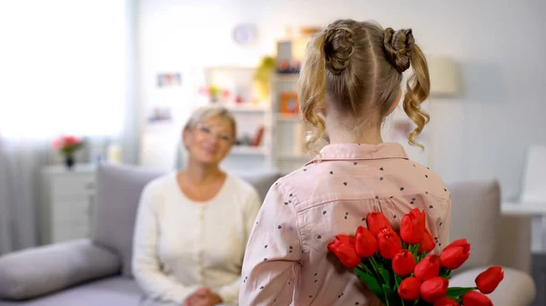 Дівчина Тримає Букет Тюльпанів Назад Подарунок Бабусі Сімейної Традиції Любові — стокове фото