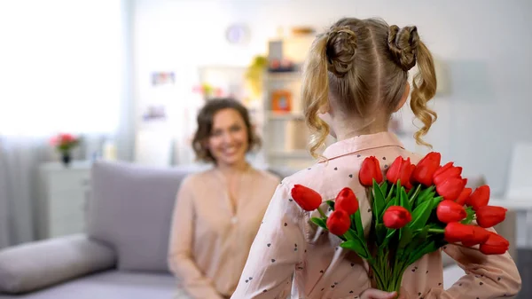 Маленька Дитина Тримає Теперішні Тюльпани Позаду Привітання Днем Матері — стокове фото