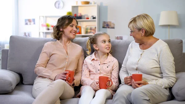 Miembros Femeninos Familia Hablando Sentados Sofá Casa Con Tazas Generación —  Fotos de Stock