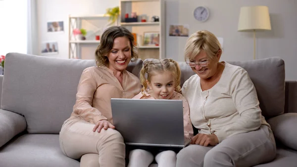 Бабуся Дочка Навчають Дитину Використовувати Додаток Ноутбуків Граючи Гру — стокове фото