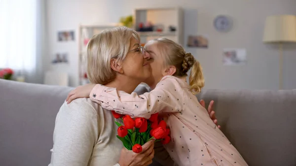 Mädchen Überreicht Oma Rote Tulpen Frauentag Familienliebe — Stockfoto