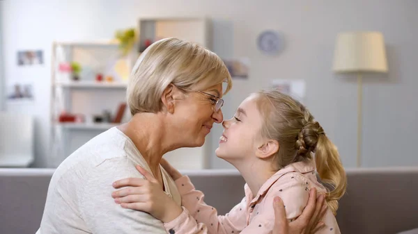 Niña Abuelita Acurrucadas Generaciones Familiares Conexión Cercanía —  Fotos de Stock