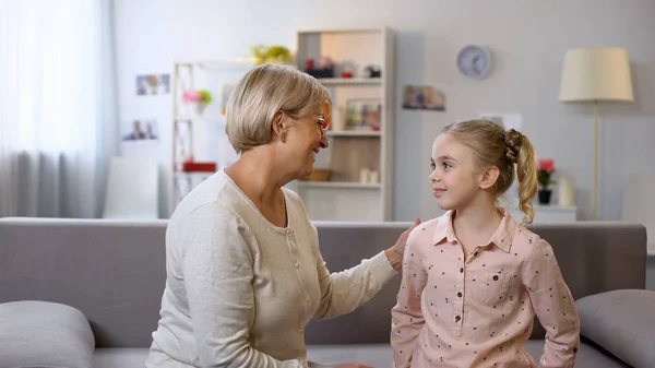 Granny Lyssnar Barnbarn Kommunicera Med Varandra Familjestöd — Stockfoto