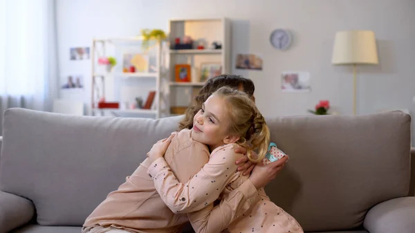 Mamma Figlia Che Abbracciano Donna Che Tiene Scatola Regalo Festa — Foto Stock