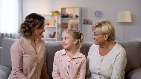 Signore Ragazza Seduti Sul Divano Comunicare Trascorrere Tempo Libero Insieme — Foto Stock