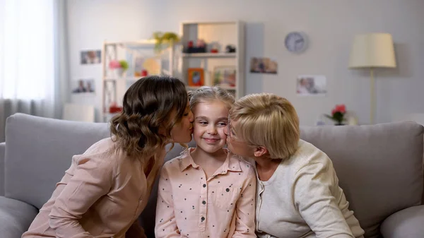 Amare Madre Nonna Baciare Guance Figlia Abbracci Generazioni Femminili — Foto Stock