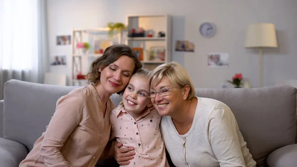 Carino Famiglia Femminile Abbracciare Seduto Sul Divano Casa Rapporto Fiducia — Foto Stock