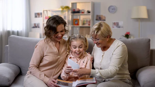 Alegre Feminino Família Ver Álbum Fotos Sorrindo Boas Lembranças Diversão — Fotografia de Stock