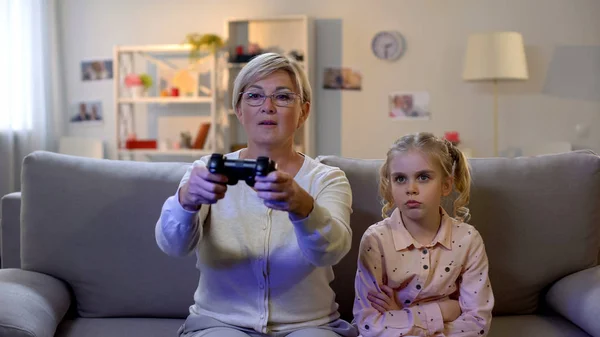 Ragazza Sconvolta Guardando Nonna Giocare Videogame Mancanza Attenzione Offesa — Foto Stock