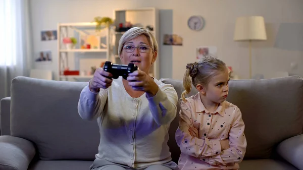 Nonna Giocare Video Gioco Con Joystick Offeso Nipote Seduto Accanto — Foto Stock