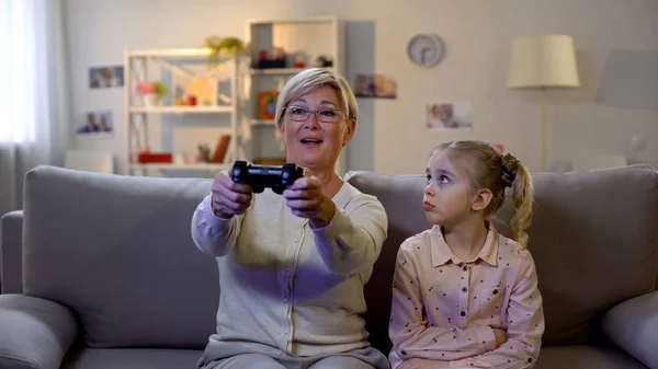 Feliz Abuela Emocionada Jugando Videojuegos Ignorando Nieto Broma —  Fotos de Stock
