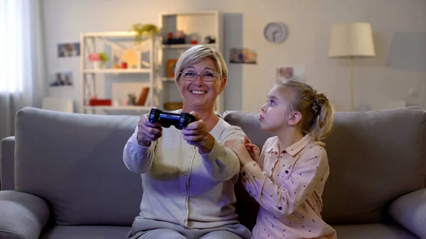 Donna Anziana Che Gioca Videogioco Nipote Che Chiede Alla Nonna — Foto Stock