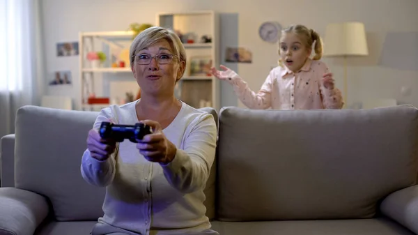 Sorpresa Nipote Guardando Nonna Giocare Videogiochi Notte Dipendenza — Foto Stock