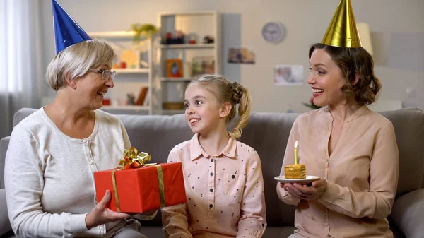 Abuela Madre Presentando Pastel Niña Caja Regalo Celebración Cumpleaños —  Fotos de Stock