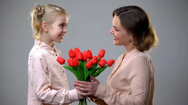 Дочка Дарує Квіти Мамі Жіночий День Привітання Несподіваний Подарунок — стокове фото