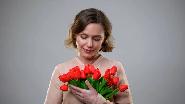 Mulher Bonita Olhando Para Flores Admirador Presente Romântico Aniversário — Fotografia de Stock