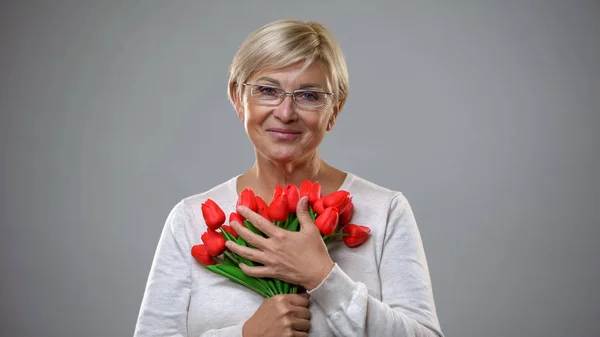 Vecchia Donna Possesso Fiori Bouquet Guardando Fotocamera Presente Ammiratore — Foto Stock