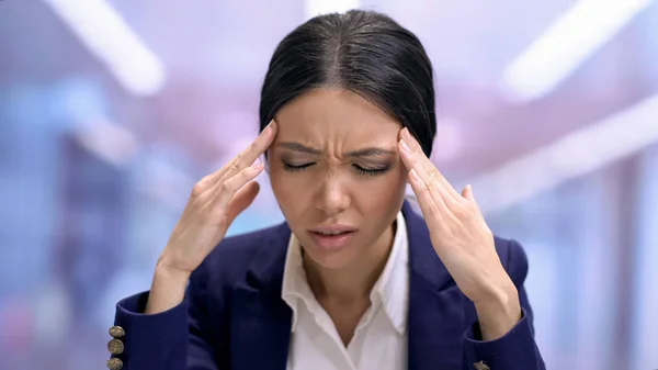 Overwerkte Zakelijke Vrouw Gevoel Hoofdpijn Masserende Tempels Gezondheidszorg — Stockfoto