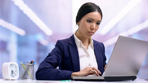 Inspirado Jovem Jornalista Trabalhando Laptop Escritório Motivação Para Trabalho Carreira — Fotografia de Stock