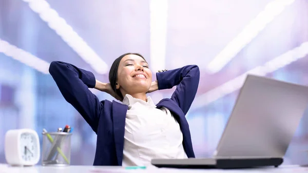 Smiling Empresa Diretor Cadeira Relaxante Com Olhos Fechados Sonhando Com — Fotografia de Stock