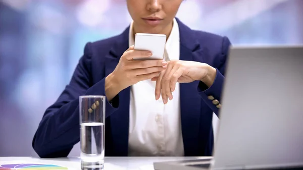 Giovane Donna Giacca Cravatta Digitando Messaggio Dello Smartphone Applicazione Social — Foto Stock