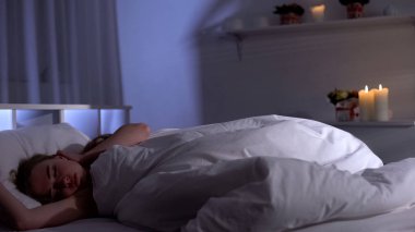 Pretty kadın gece yatakta derin uyku, zor iş gününden sonra dinlenme