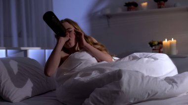 Büyük depresyon, yatakta şarap içme, alkol bağımlılığı acı genç kadın