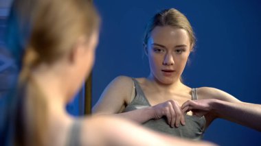 Çekici genç kız tarih genç yaş güvensizlikönce sütyen içine çorap koyarak