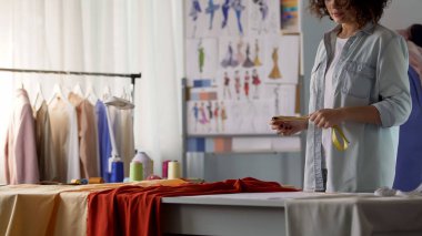 Genç tasarımcı santimetre ile ölçme bant desen tam parametreleri