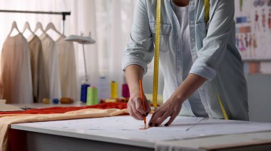 Giysi Tasarımcısı istemcileri boyutu, giyim yapmak için atölye desen çizim