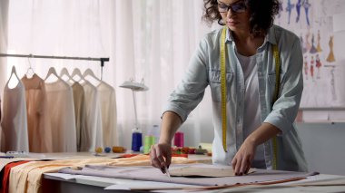 Profesyonel tasarımcı modeli örnekleri için kumaş, giyim yapma aktarma