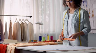 Profesyonel terzi desenleri, işaretleme müşteri boyutları göz önüne alındığında