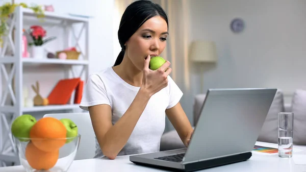 Mulher Bonita Trabalhando Laptop Casa Comer Maçã Verde Lanche Saudável — Fotografia de Stock